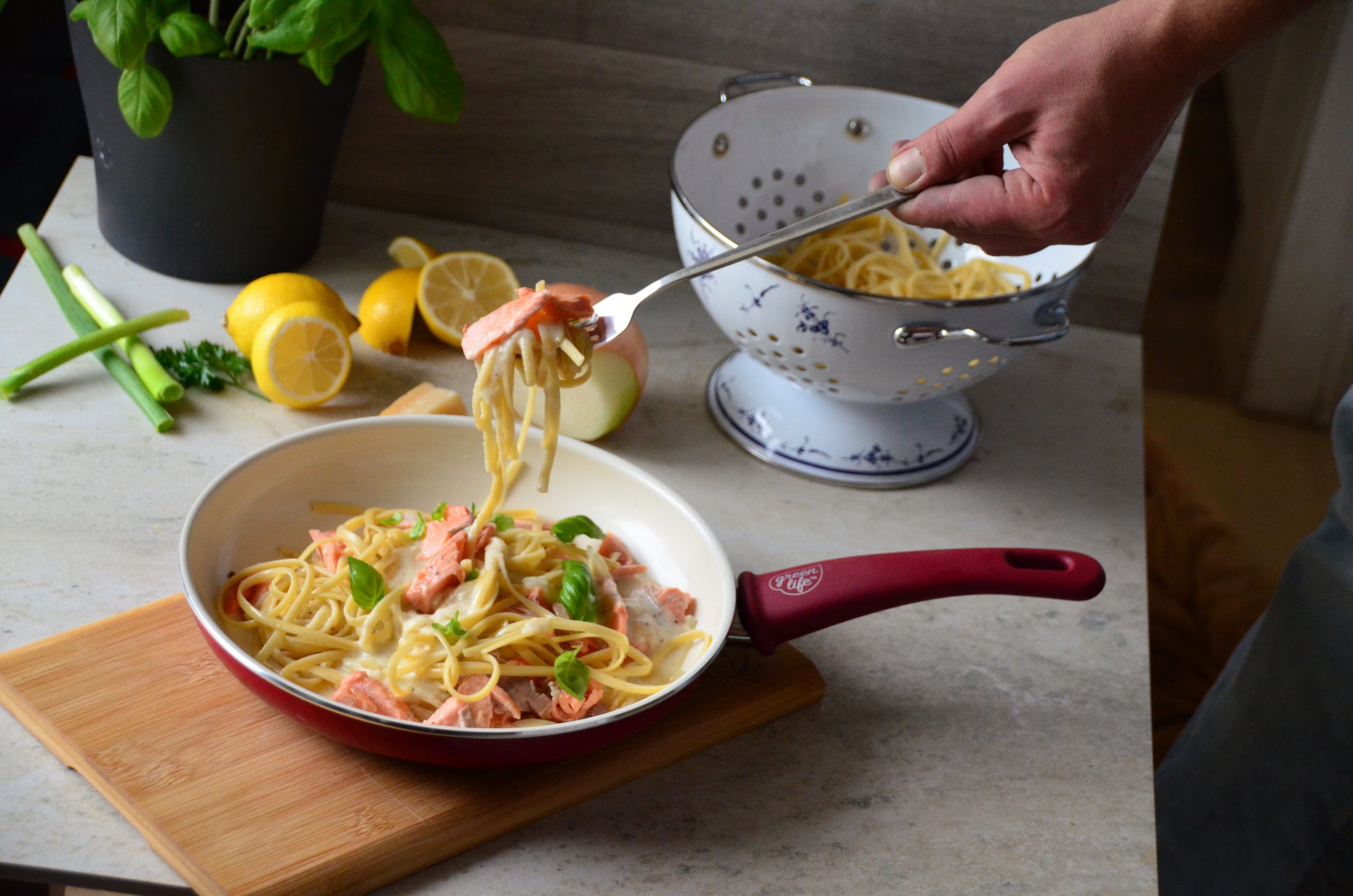 Cremige Zitronenpasta mit Lachs wird in einer Pfanne angerichtet