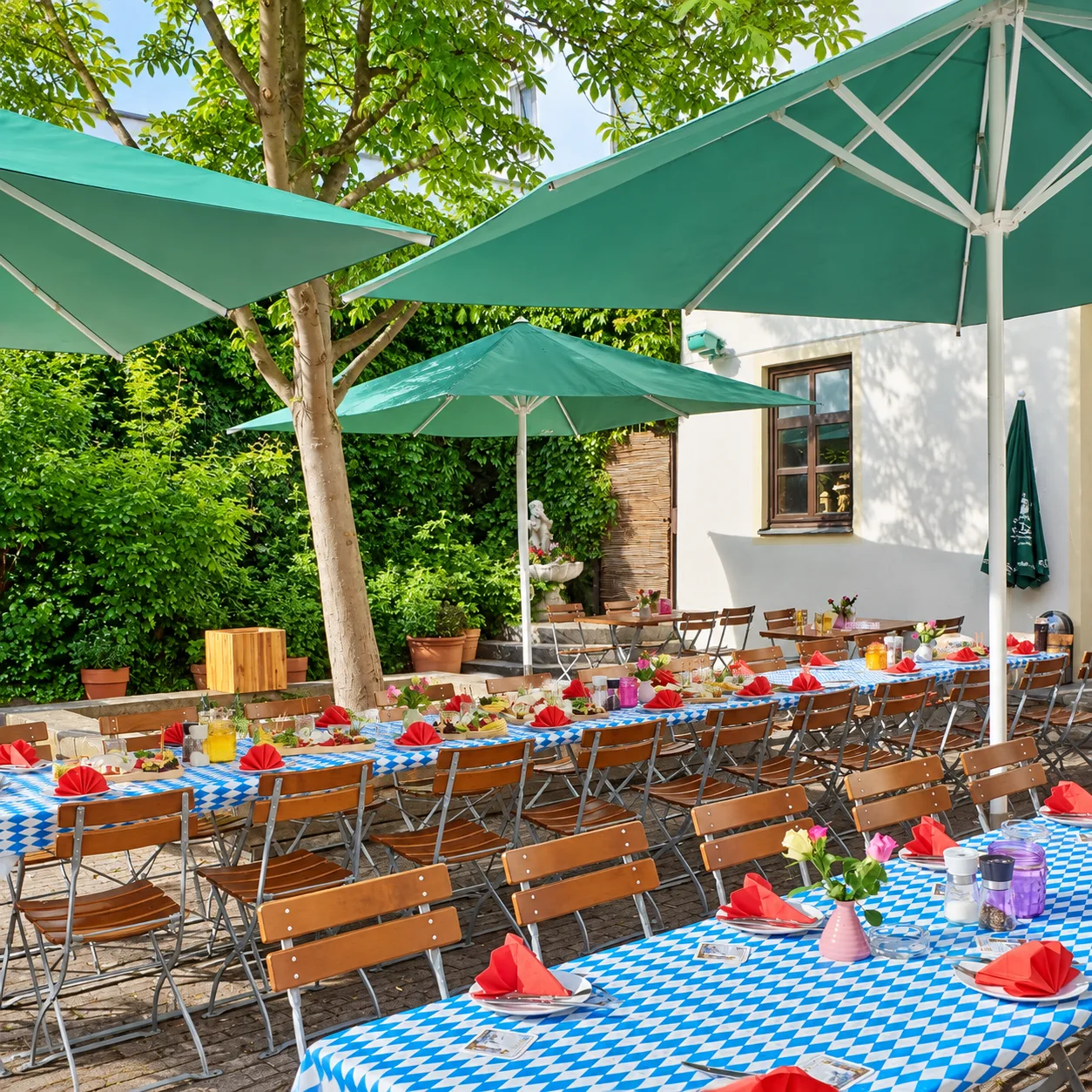 Sommerlich gedeckter bayerischer Biergarten