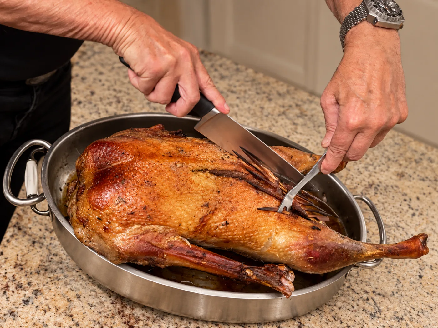 Knusprige Gans wird fachgerecht angeschnitten