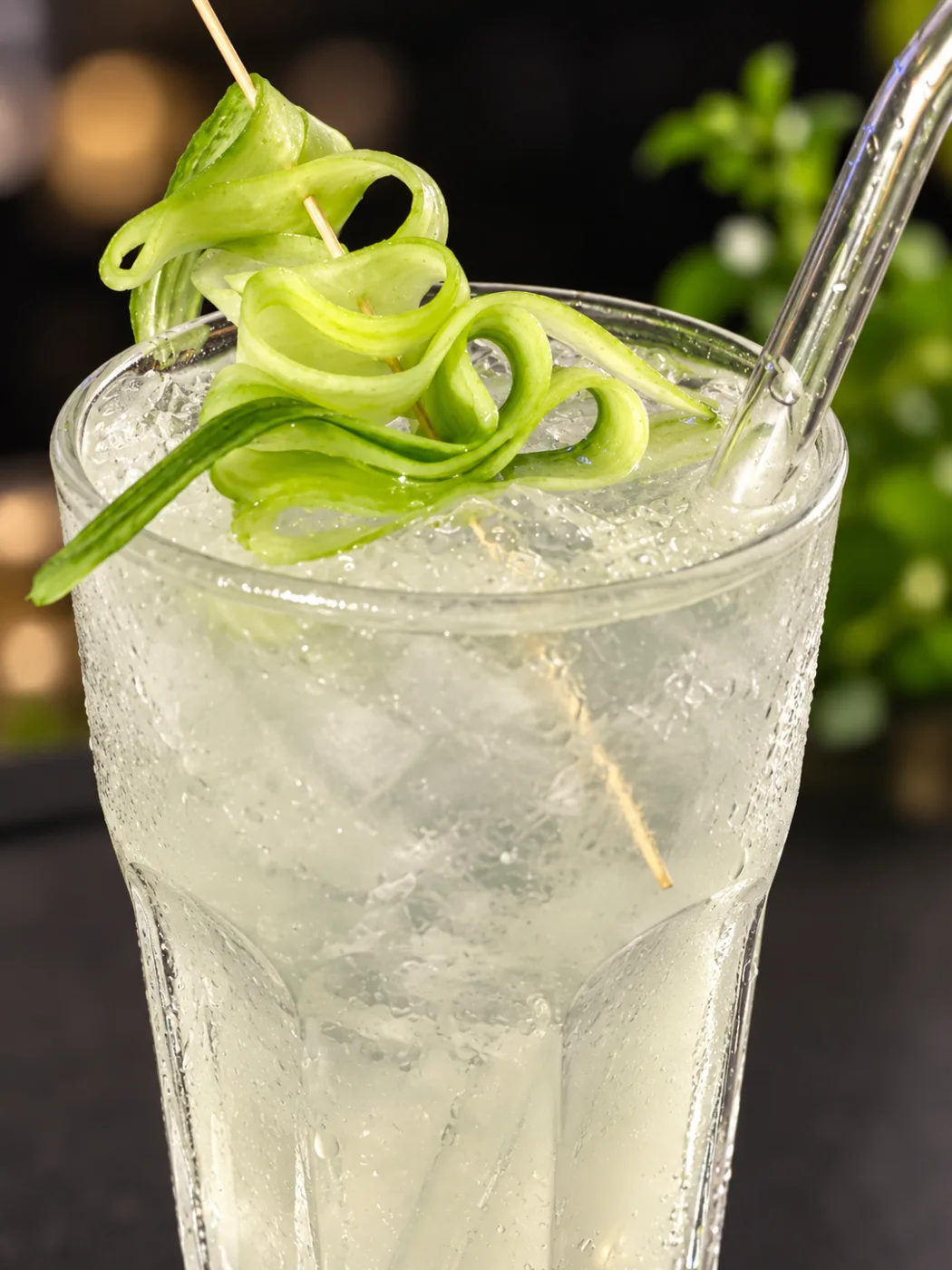 Heller Gurkencocktail mit Eis und feinen Gurkenbändern