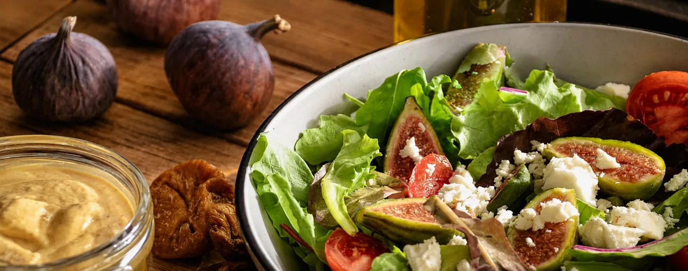 Feigensalat mit Feta und Senfdressing als Detailaufnahme