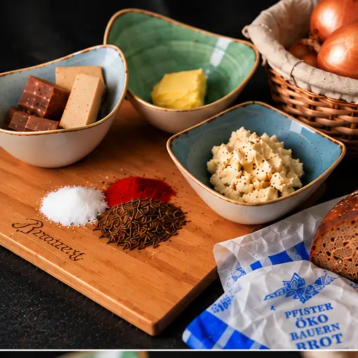 Zutaten für veganen Obazda mit Brot, Zwiebeln und Gewürzen