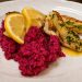 Pinkes Rote-Bete-Risotto mit gebratenem Fischfilet und Zitronenscheiben