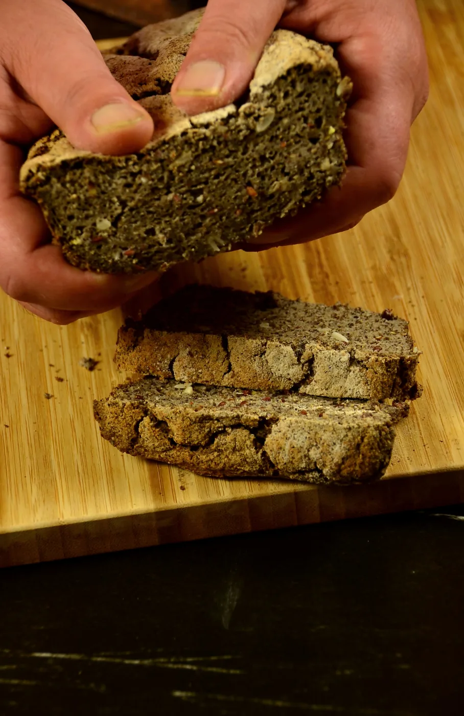 Anschnitt eines Buchweizen-Sauerteigbrots mit sichtbarer Krume