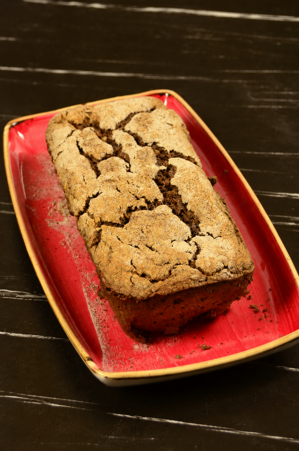 Fertiges Buchweizen-Sauerteigbrot auf rotem Teller ohne sichtbare Holzwand