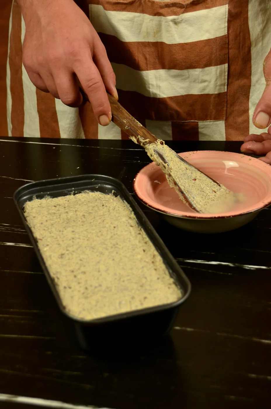 Buchweizen-Sauerteig wird in der Form glattgestrichen