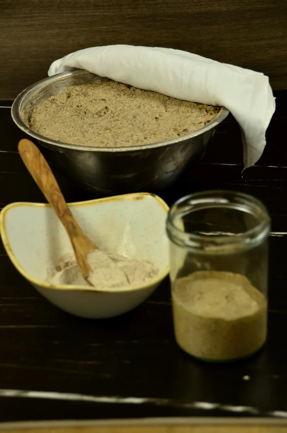 Buchweizen-Sauerteig mit Sauerteigansatz im Glas