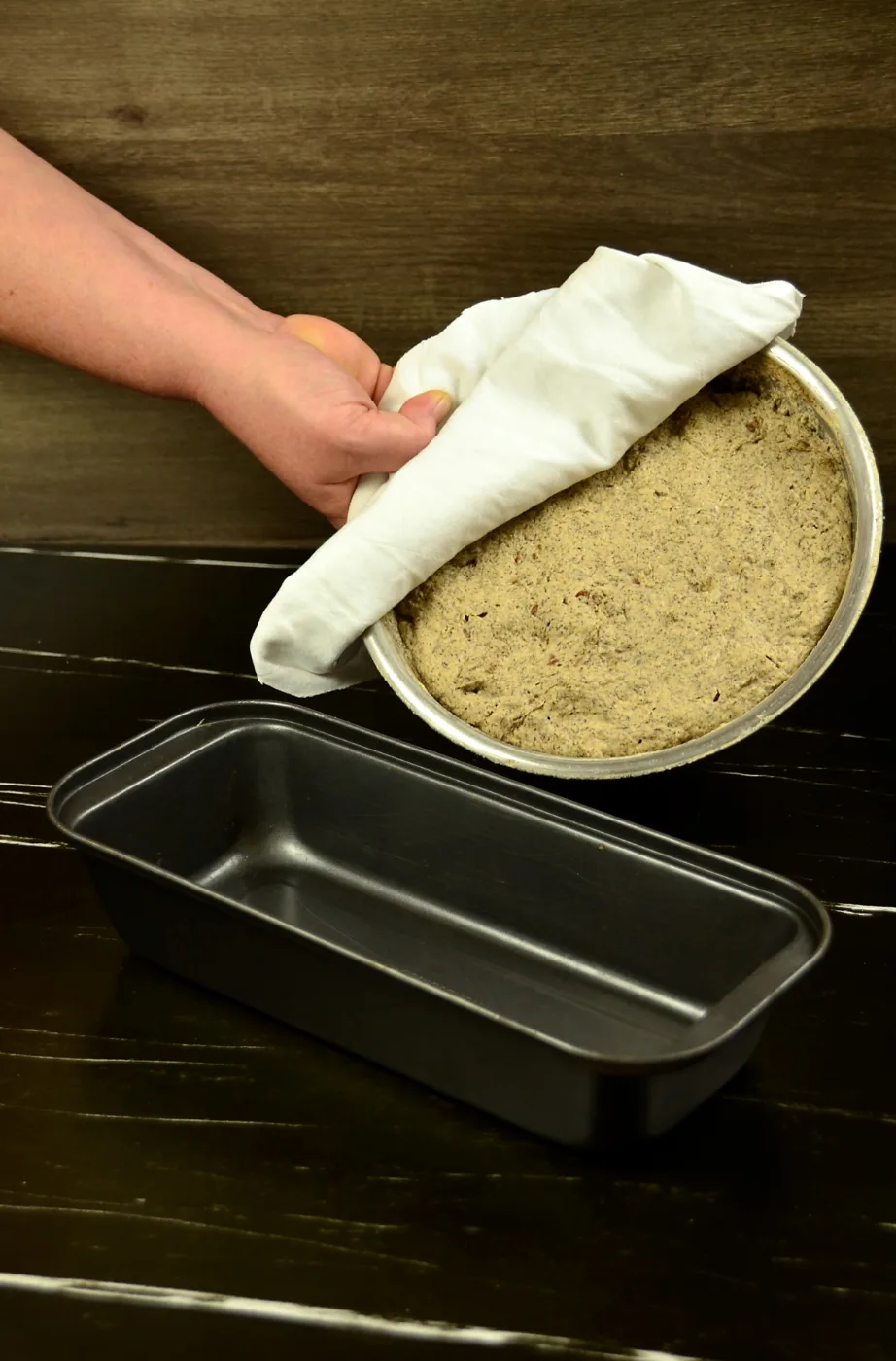 Buchweizen-Sauerteig wird in die Kastenform umgefüllt