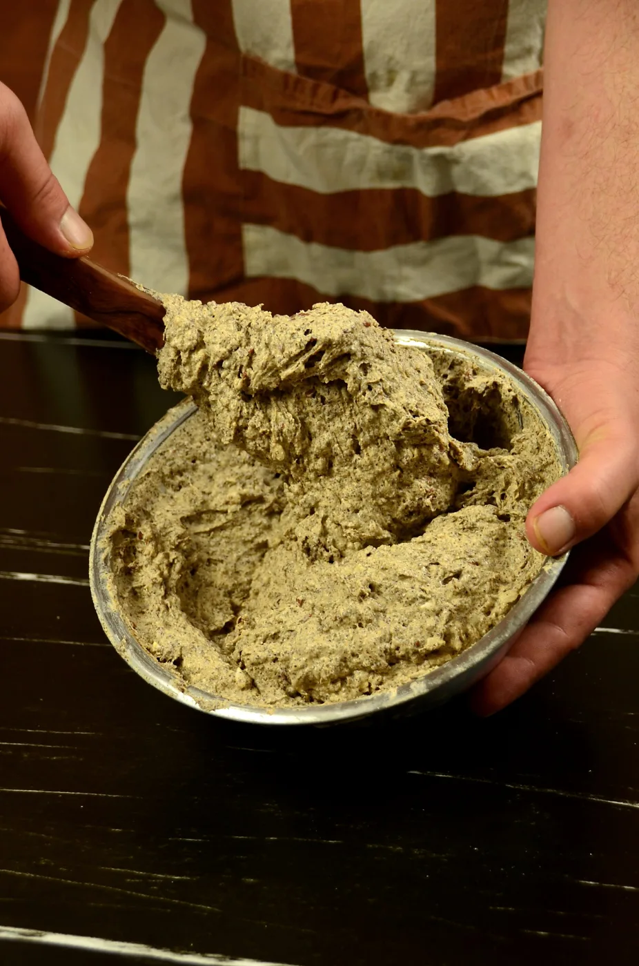 Buchweizen-Sauerteig wird umgerührt