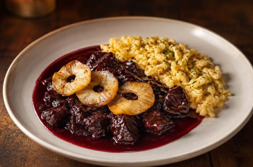 Wildgericht mit dunkler Beerensauce, Spätzle und gebratenen Apfelringen
